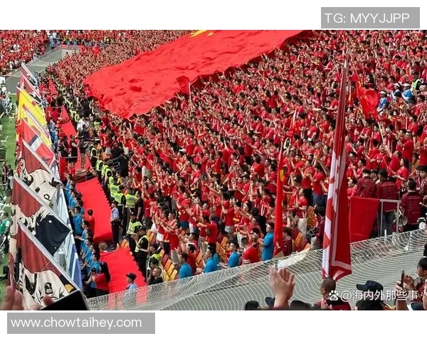 足球明星热情互动展现球迷手势引发球场热潮与粉丝共鸣